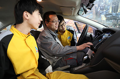 智能網(wǎng)聯(lián)與新能源汽車服務_鄭州萬通汽車學校